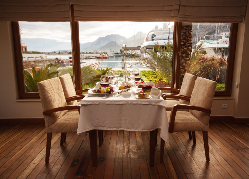 hochwertige möbel esszimmer stühle und tisch mit essen